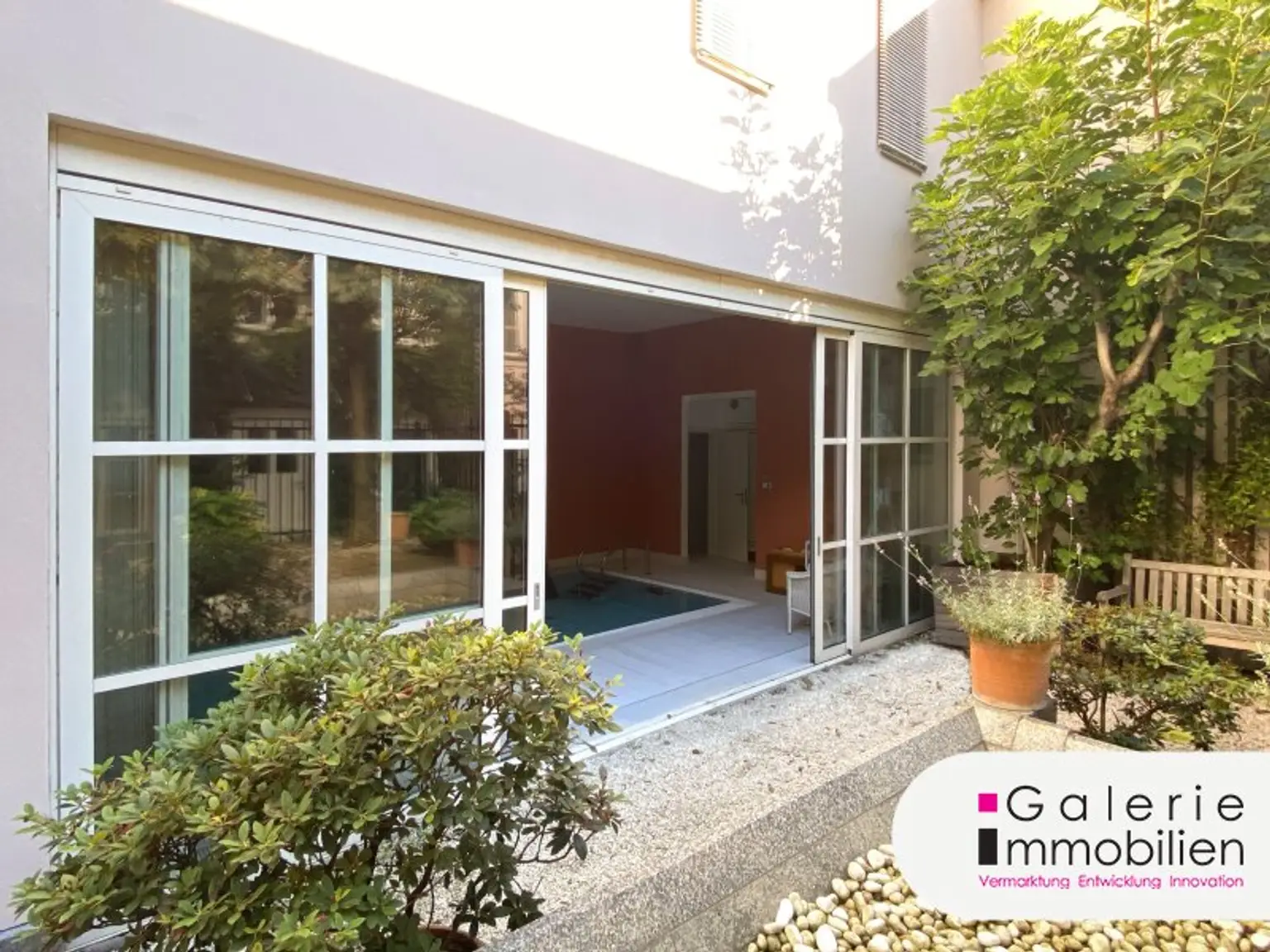 Indoor-Pool - Schiebetüren zum Innenhof