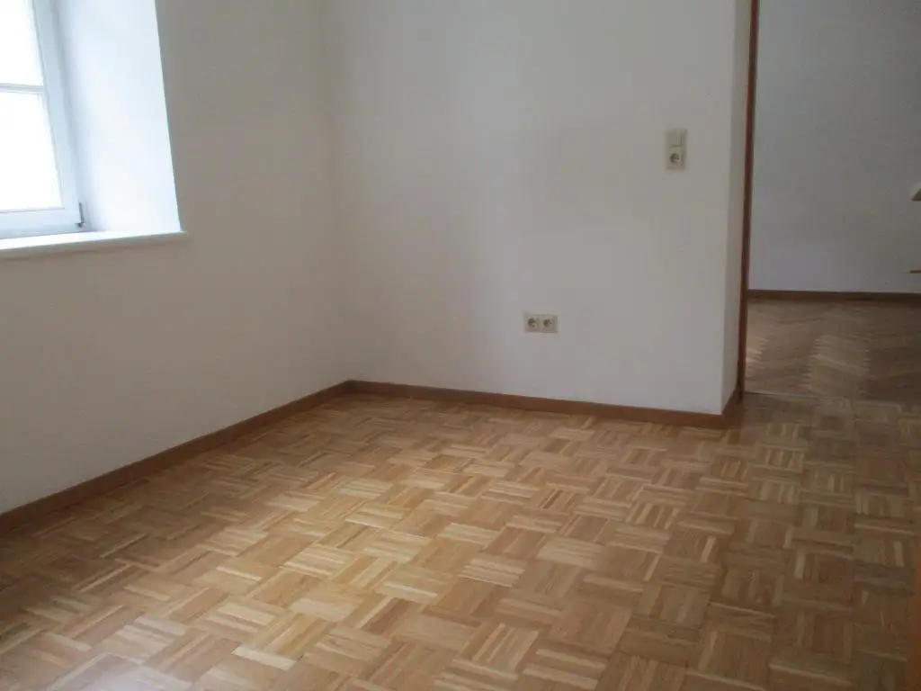 Ruhige 2-Zimmer-Altbauwohnung mit Küchenblock im Zentrum von Krieglach zu mieten !