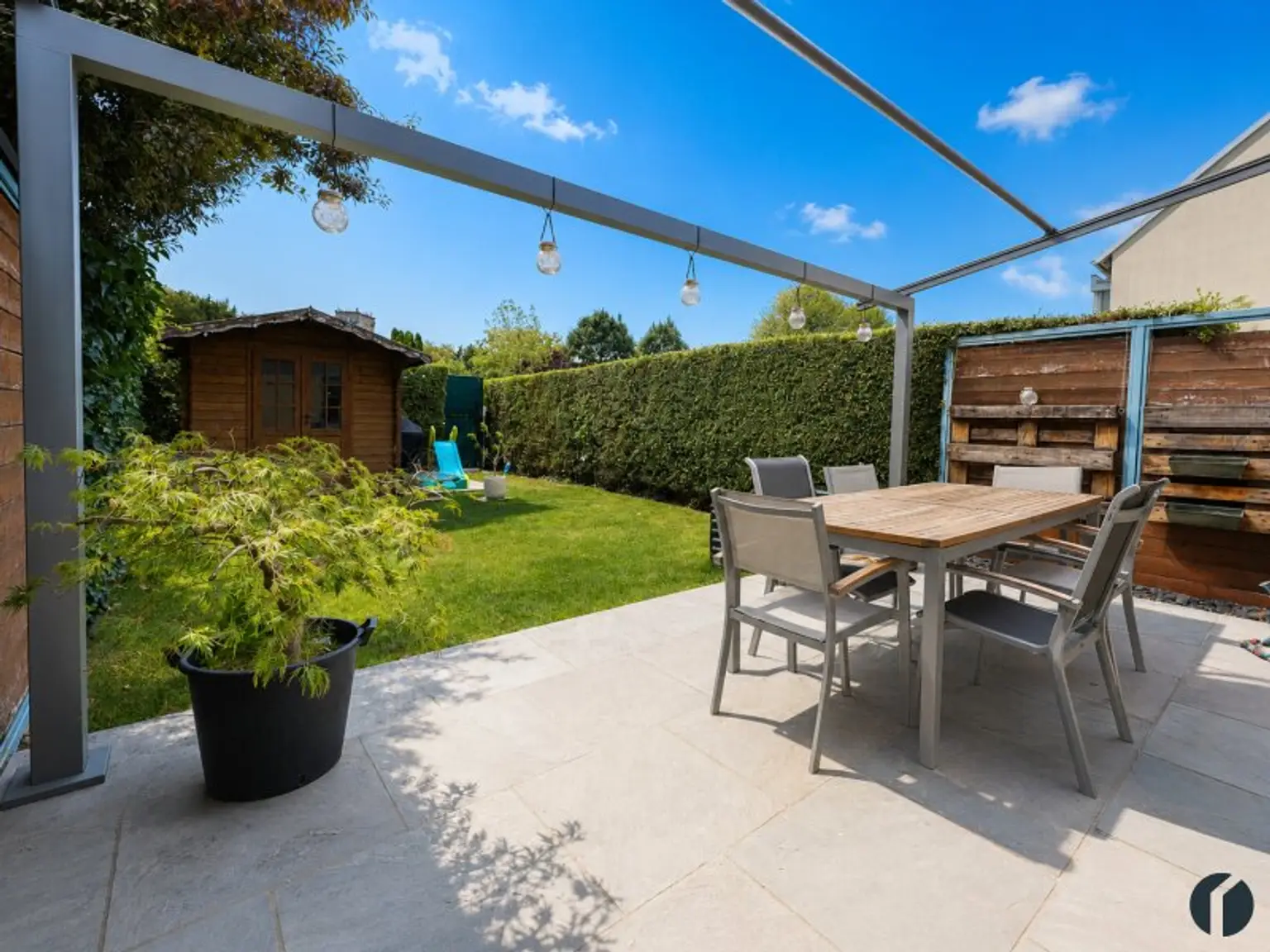 Terrasse mit Blick in den Garten
