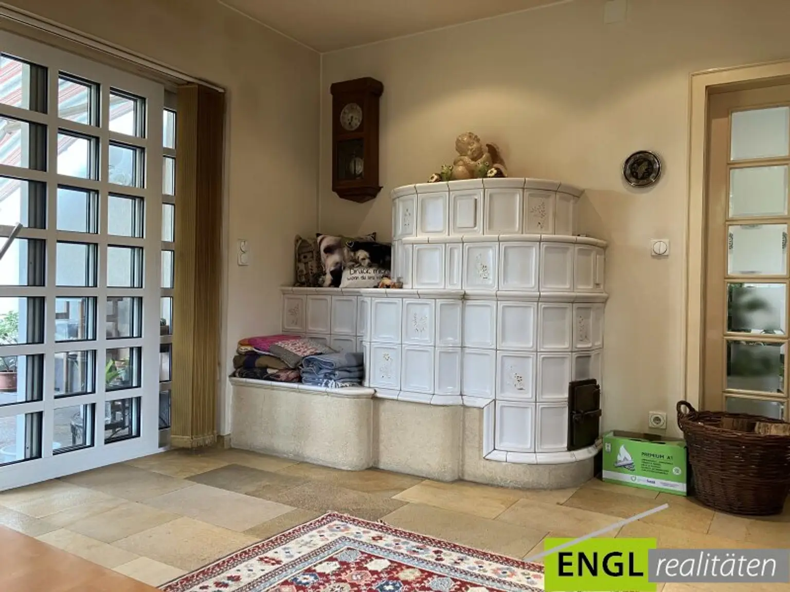 Wohnzimmer mit Kachelofen