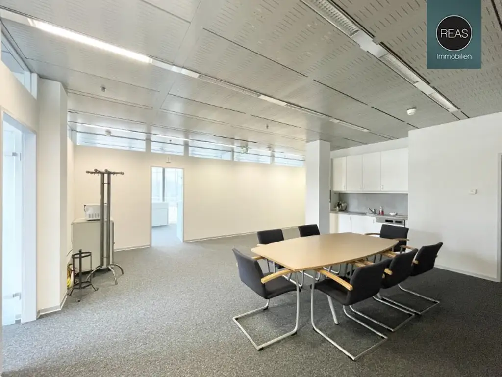 Büro im einzigartigen Hochhaus mit ausgezeichneter Infrastruktur und Panoramablick!