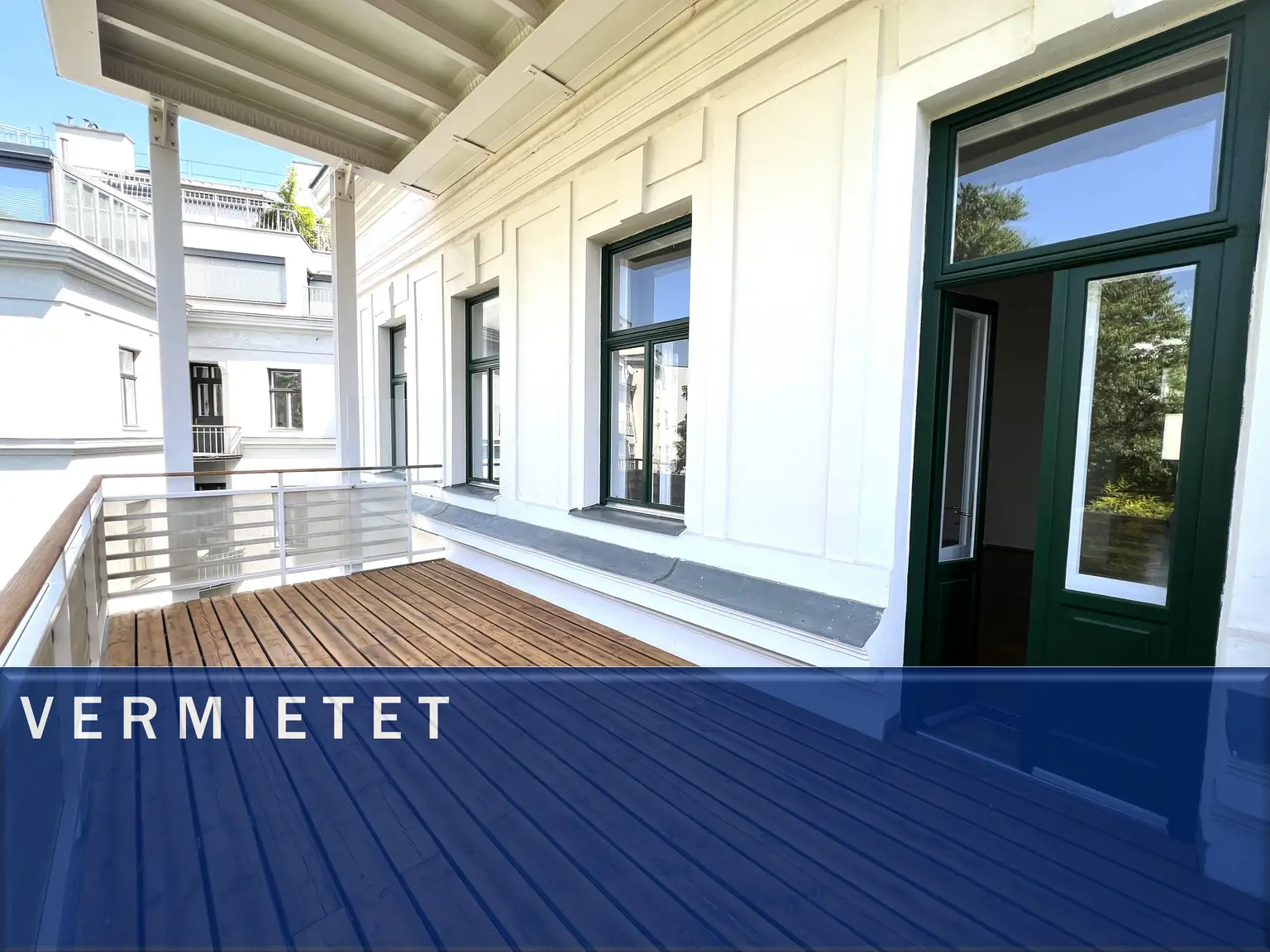 UNBEFRISTET: Ansprechendes Apartment mit Terrasse und mit Blick in palais-artigen Garten / Exquisite apartment with terrace and view of the palatial garden