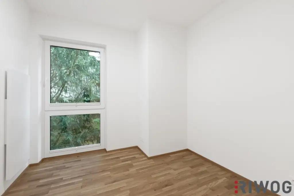 ERSTBEZUG nach Sanierung mit Blick auf Schloss Laudon  | ca. 16 m² Loggia  | Garagenplatz | Vollausgestattete Küche | Erholungsgebiet angrenzend