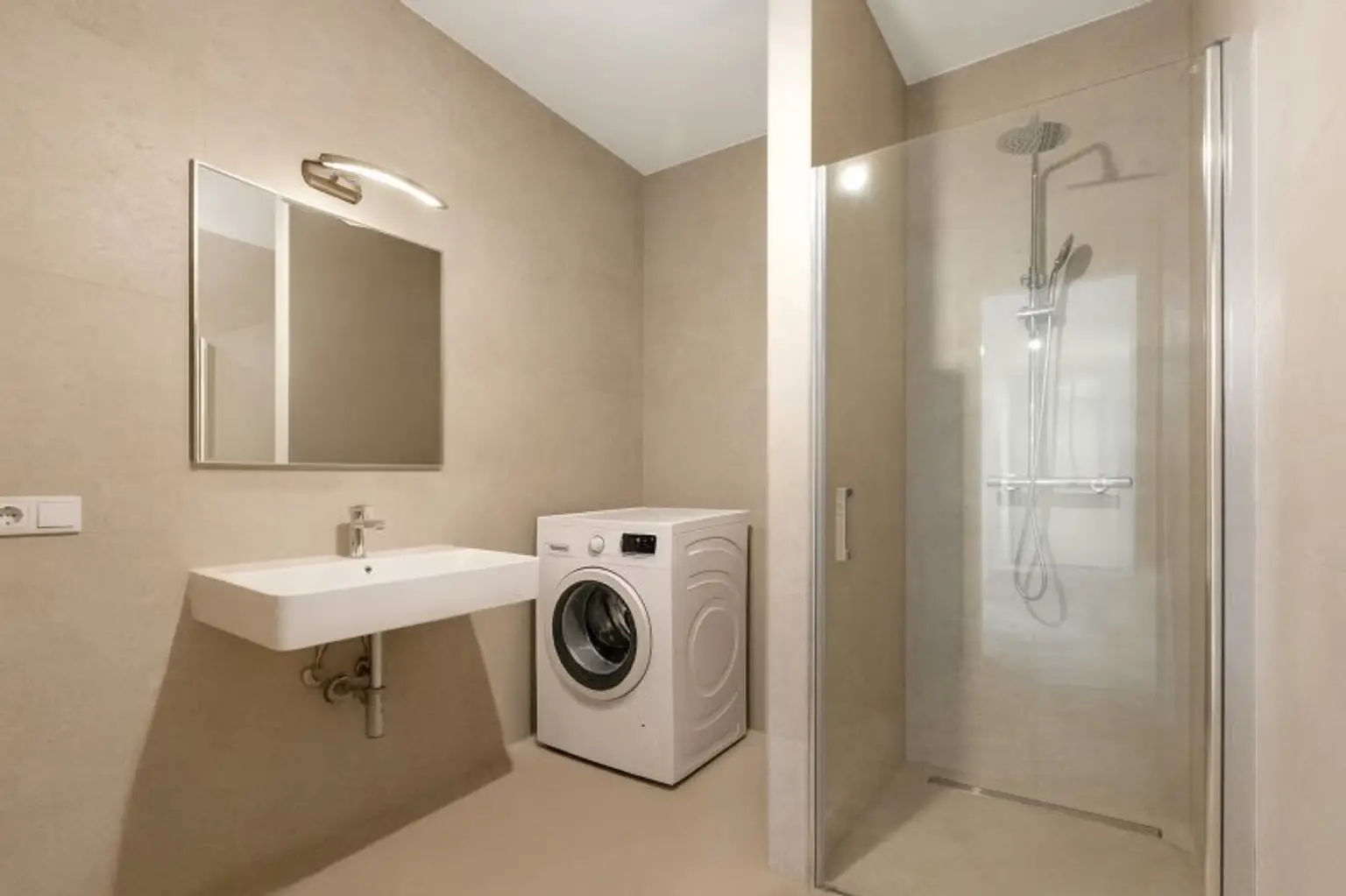 Traumhafte Gartenwohnung im Luxus-Altbau! Erstbezug mit 3-Zi. und 2 Terrassen!