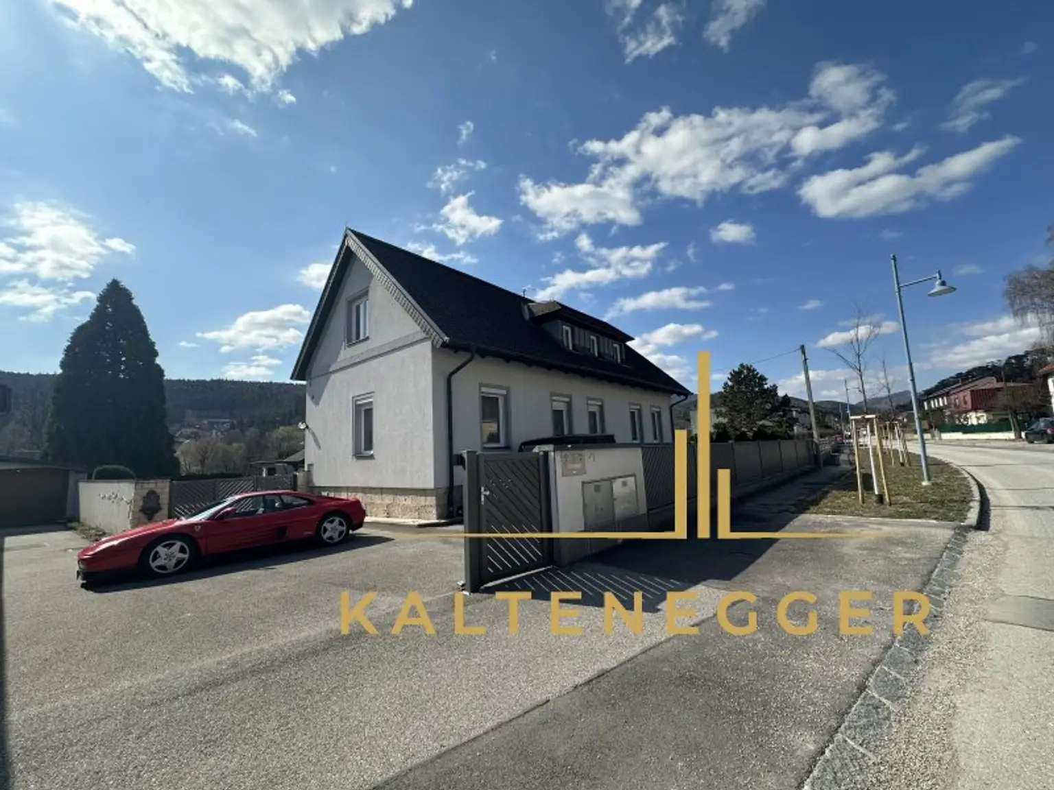Sonnenbeschienenes Grundstück mit Blick auf die Hohe Wand - ein ländliches Mehrfamilienhaus und ein Einfamilienhaus
