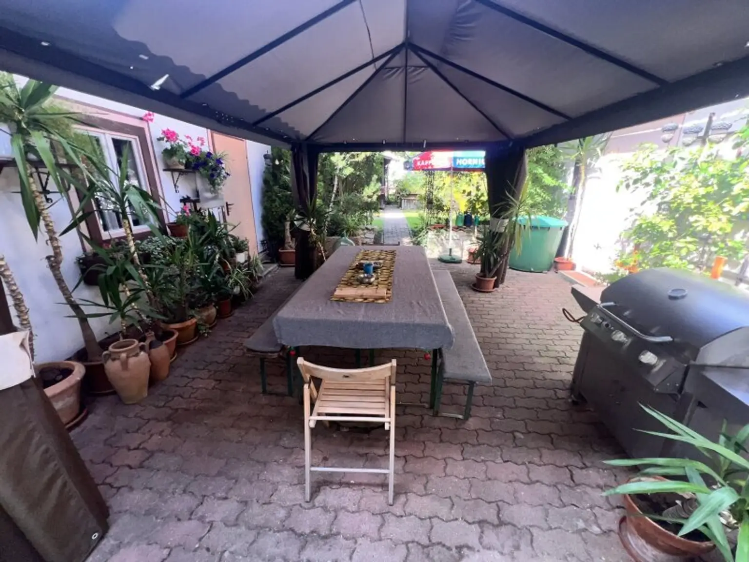 stilvolles Stadthaus in zentraler Lage mit Garten und mehreren, vermietbaren Wohnungen und Büros