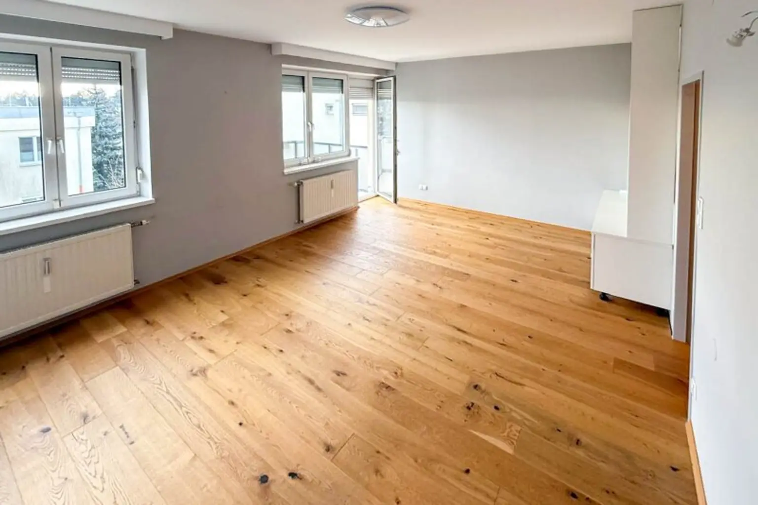 Wohnzimmer mit Balkonzugang
