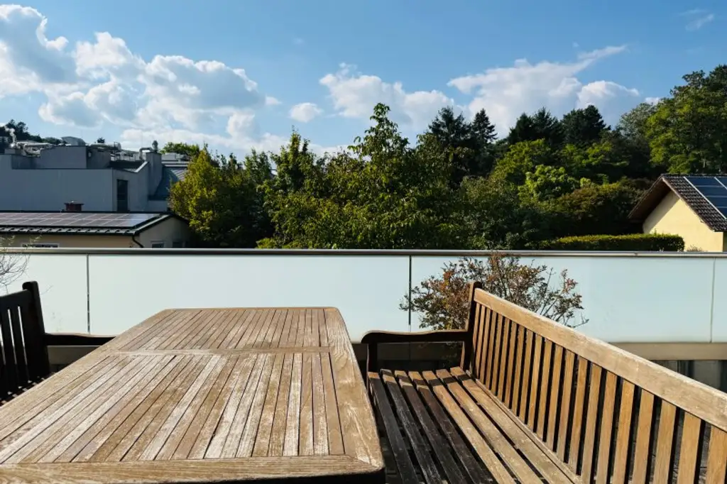 Geräumige 4 Zimmer DG-Wohnung ohne Schrägen, inkl. Terrasse und Garagenplatz