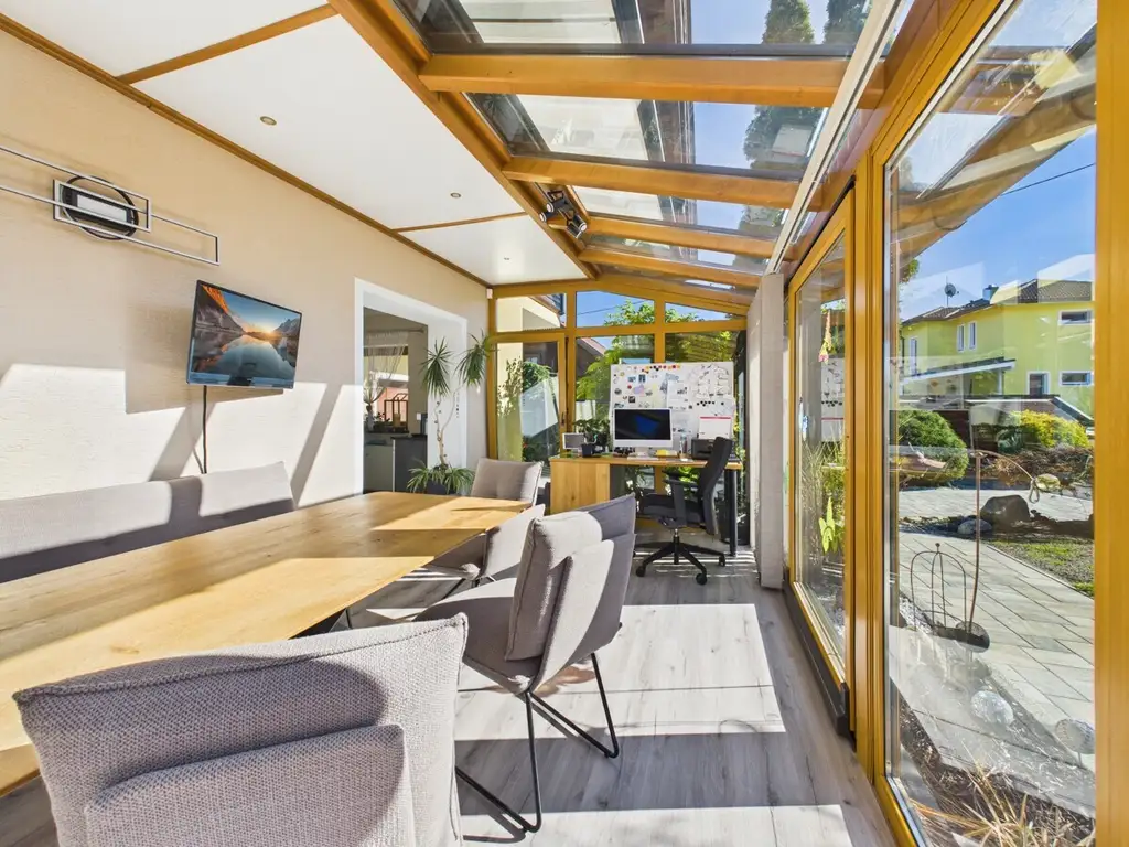 Exklusives Wohnjuwel mit Panoramablick auf die Sternbergkirche – sonnig und ruhig gelegen