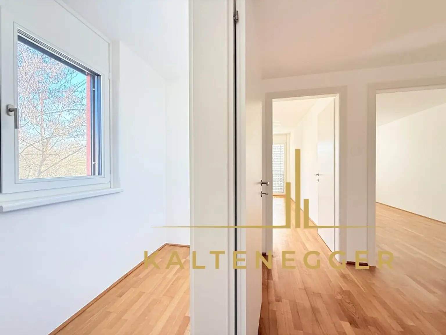 Links Abstellraum, geradeaus Schlafzimmer 1 + 2