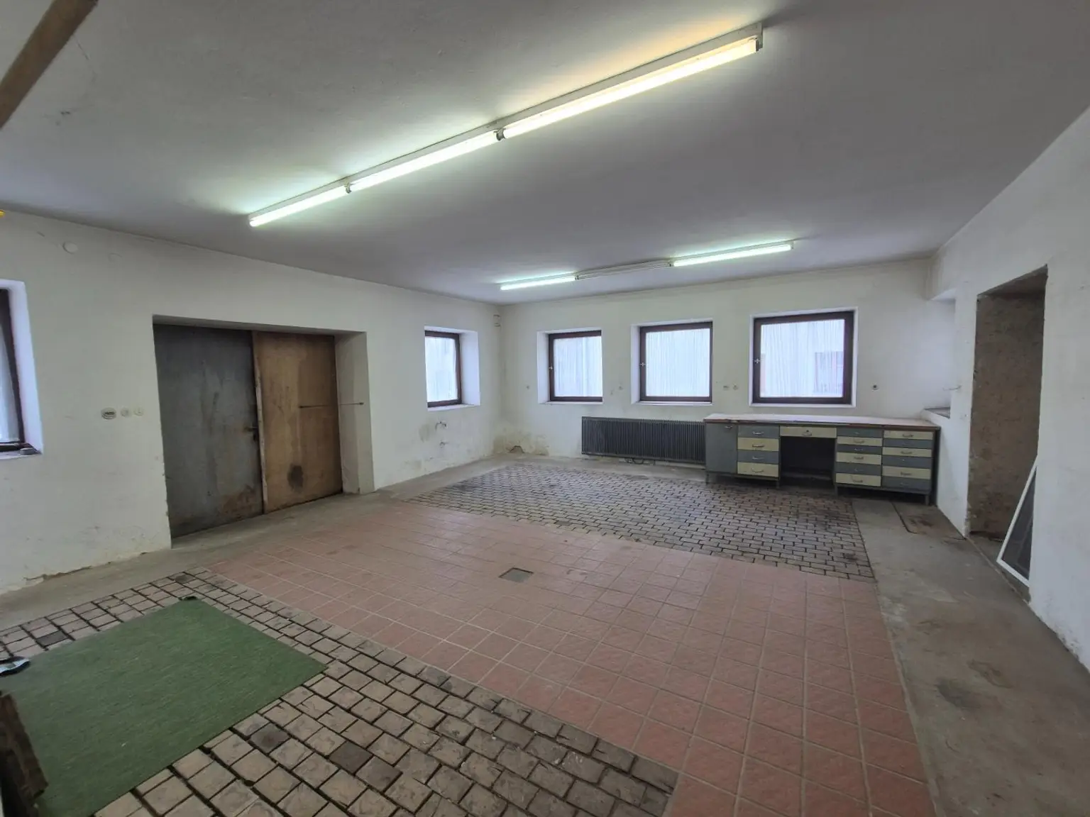 Mehrfamilienhaus mit Geschäftslokal