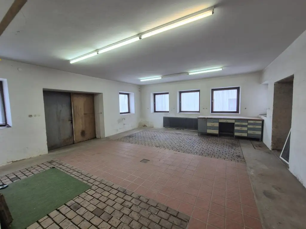 Mehrfamilienhaus mit Geschäftslokal