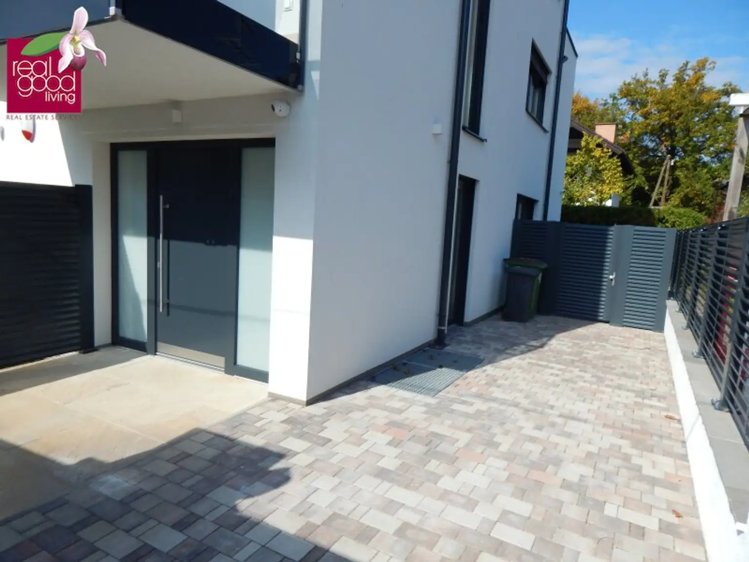 Villa mit Pool, voll unterkellert – mit Top-Ausstattung