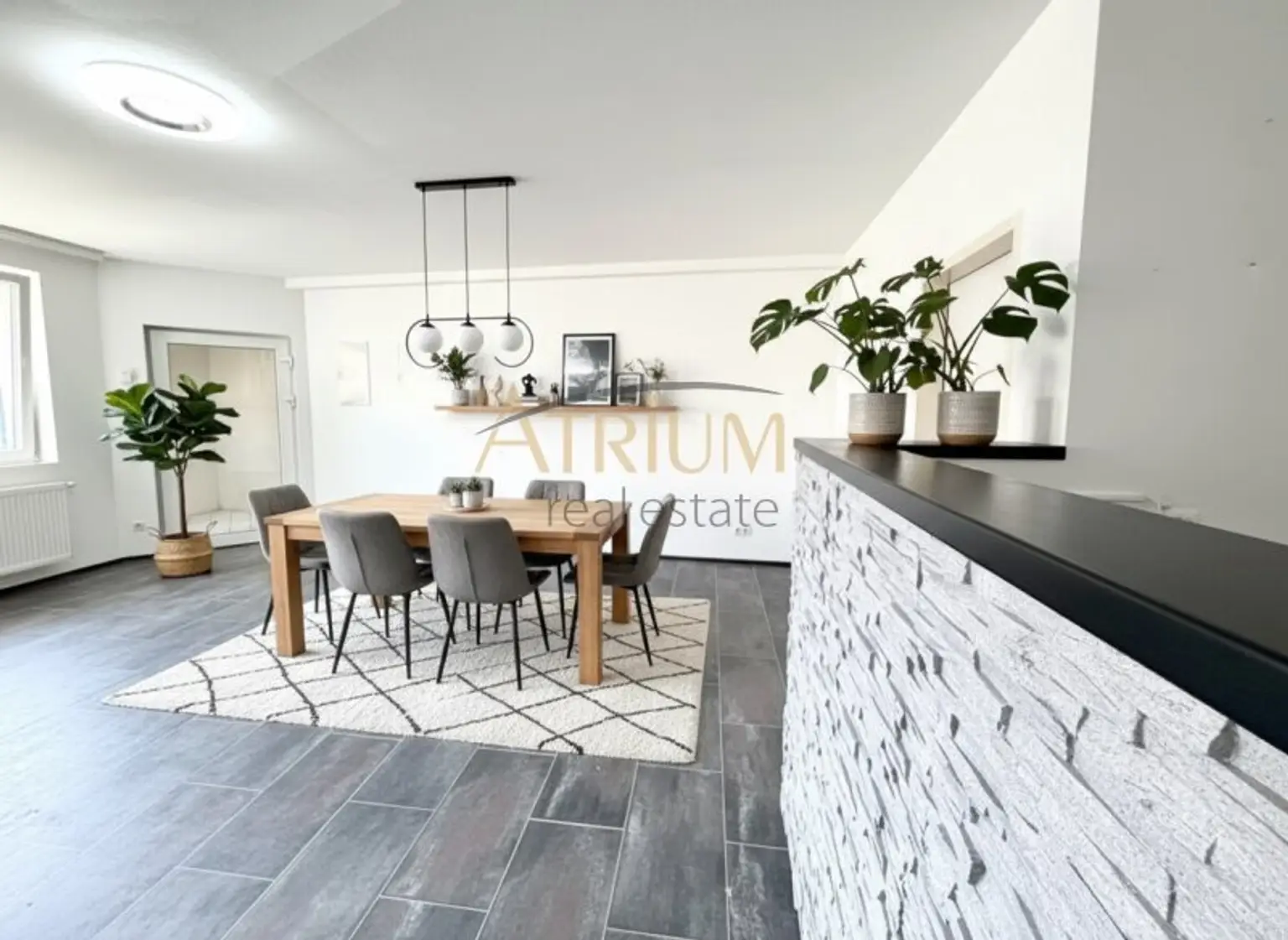 Eigentumswohnung mit knapp 90m² Wohnfläche und sonnigem Balkon - Idyllische Seitengasse in Bahnhofsnähe.