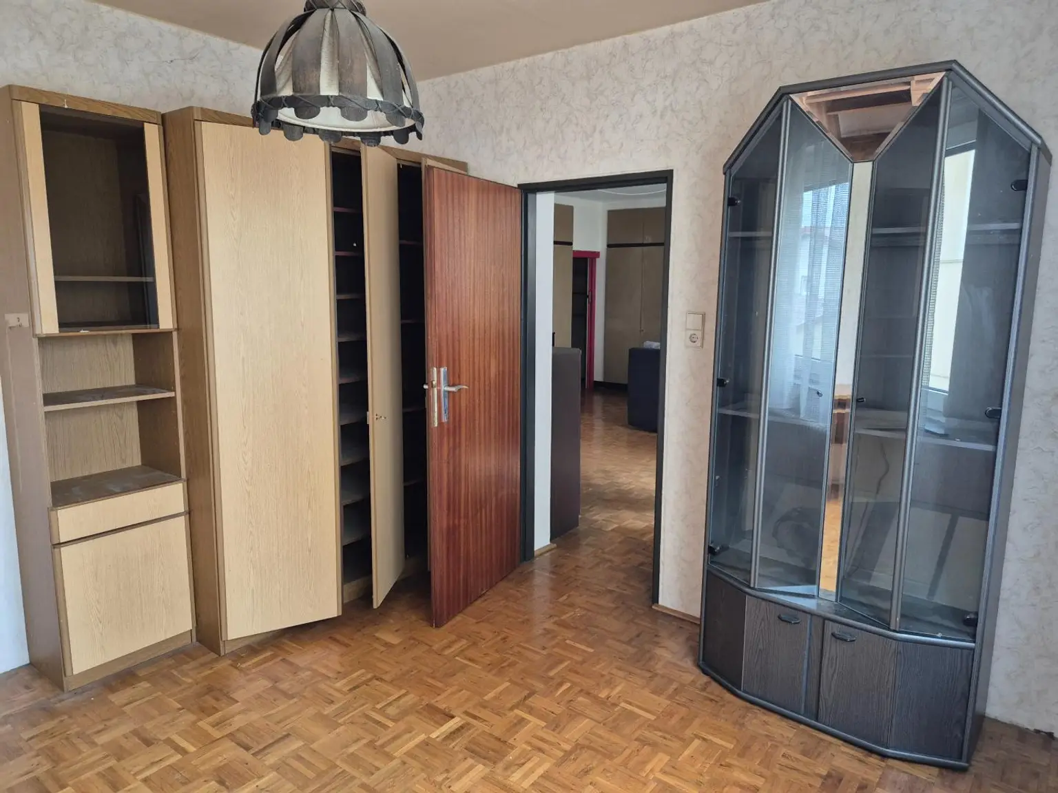 Renovierungsbedürftige 4 Zimmer Wohnung mit Loggia