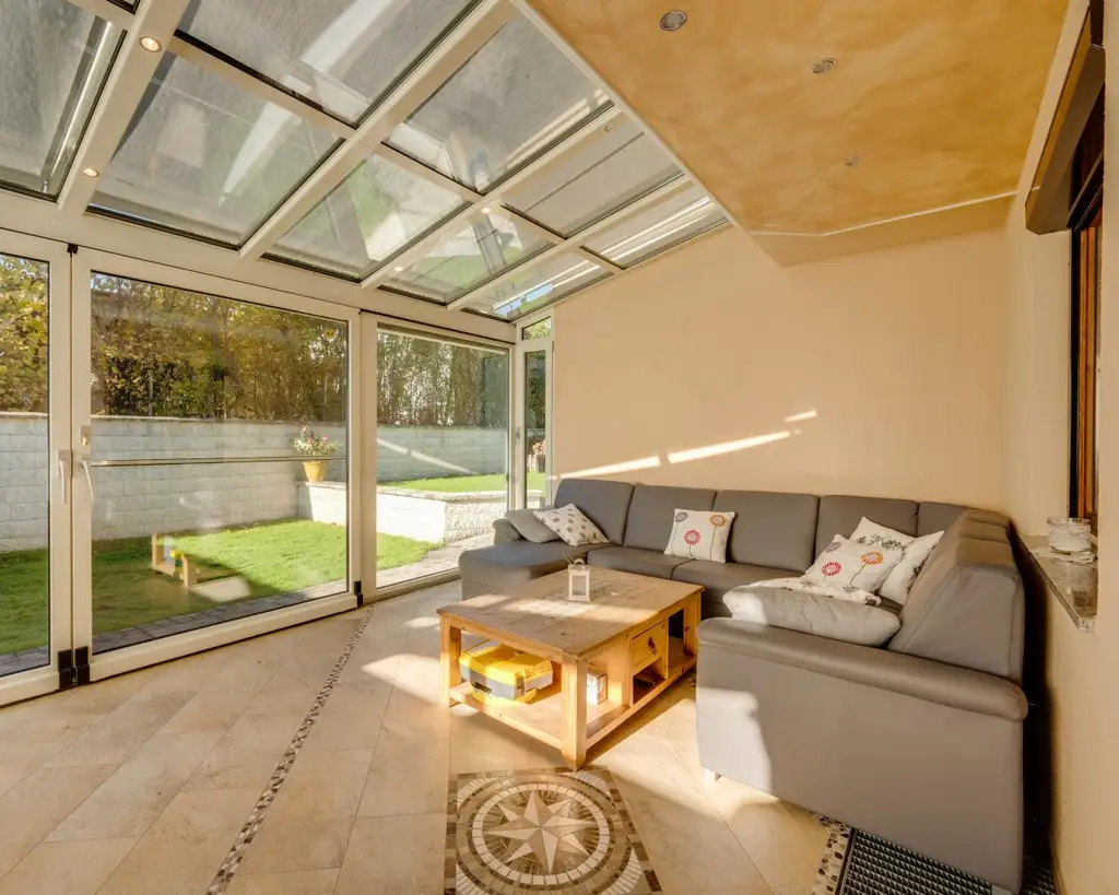 Attraktive Doppelhaushälfte mit sonnigem Wintergarten in ruhiger Lage