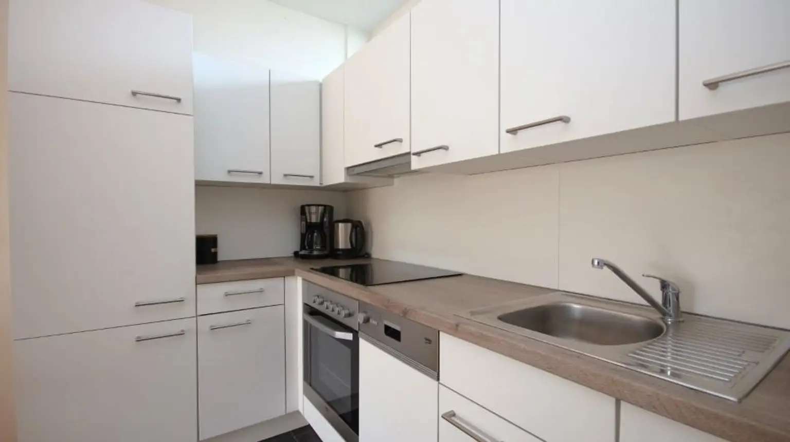 Bezugsfertige vollmöblierte 2-Zimmer-Wohnung mit Balkon