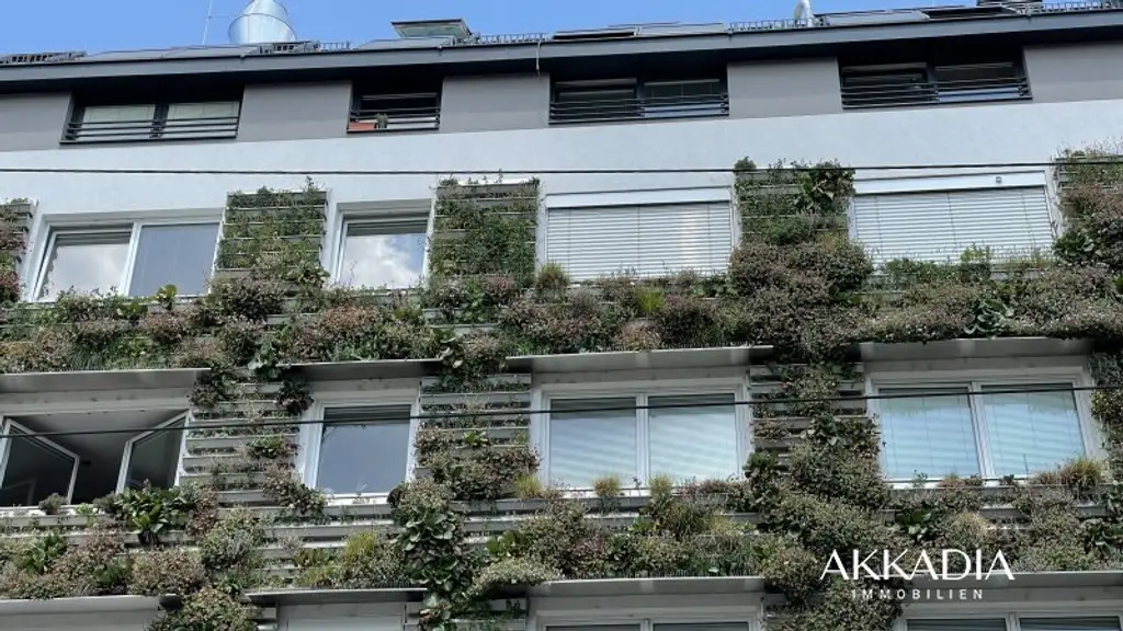 Moderne Dachgeschosswohnung, klimatisiert und gut geschnitten