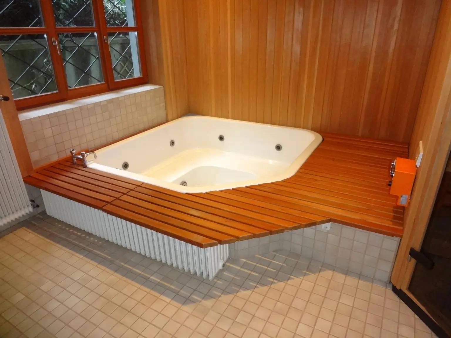 Whirlpool, angrenzend Sauna