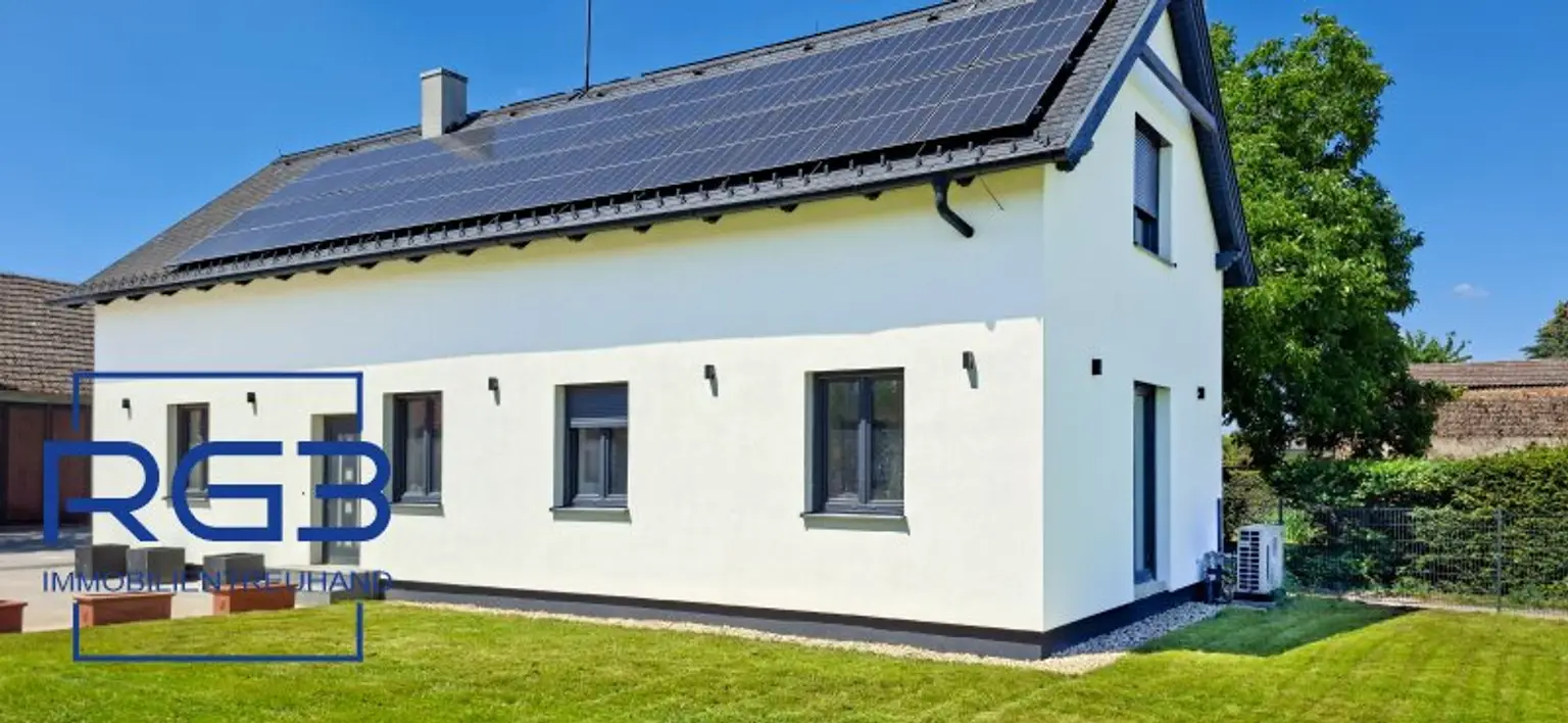 Modernes Einfamilienhaus mit RainBird Beregnungsanlage, Photovoltaikanlage und Wärmepumpe