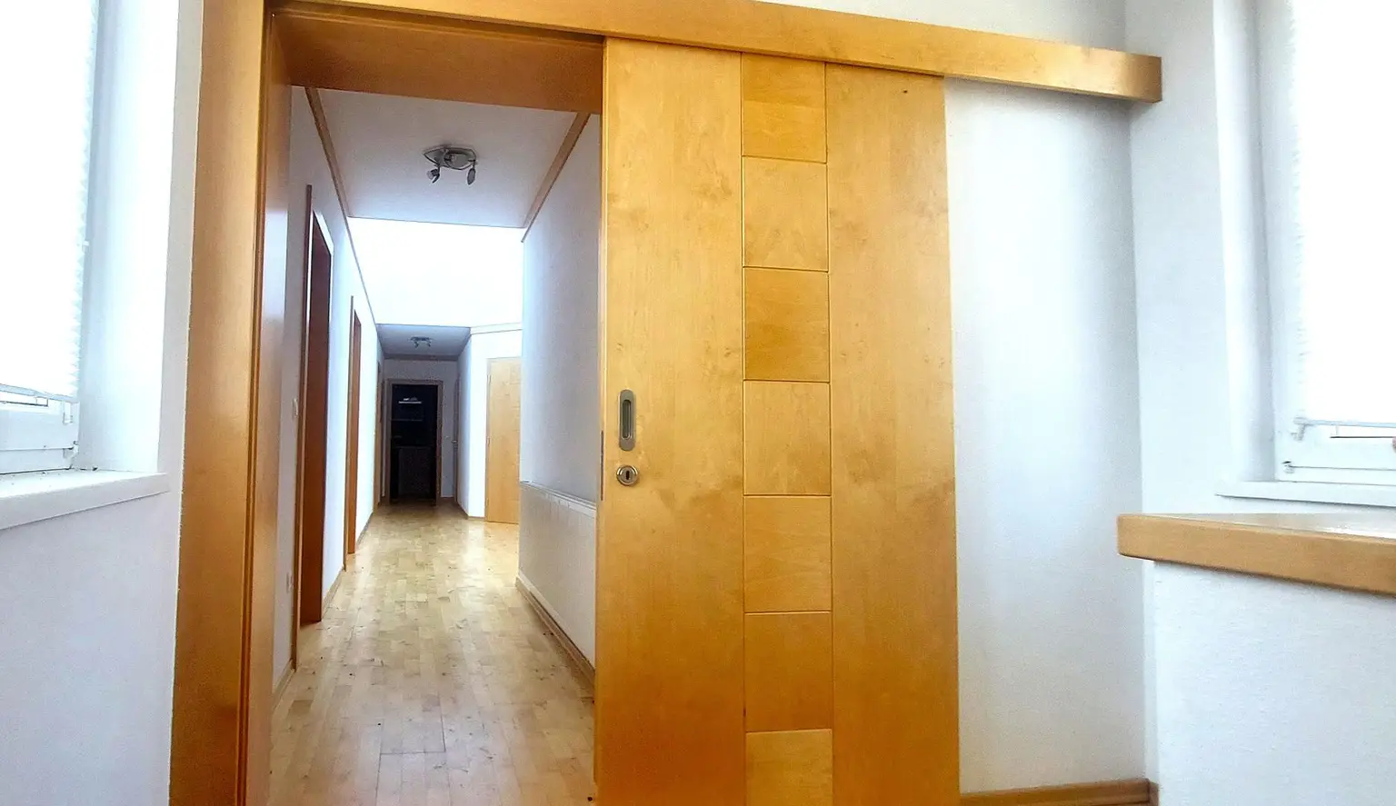 Großzügige Villa mit mehreren Wohneinheiten für viele Nutzungen