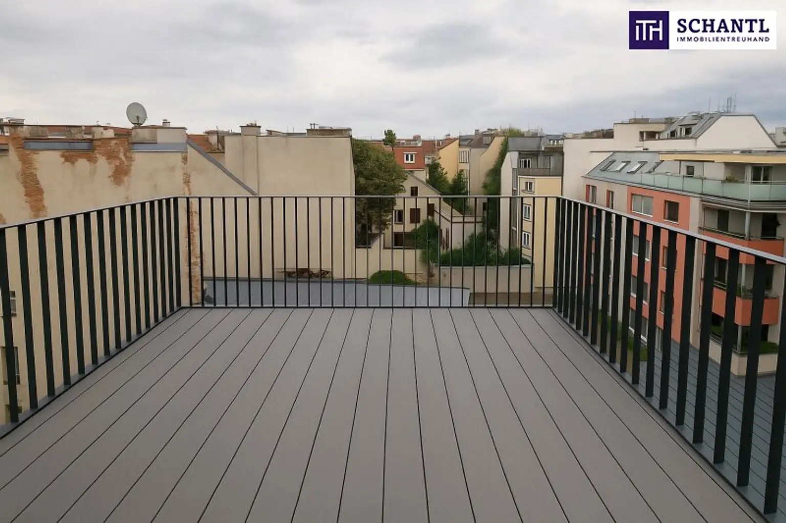 Exklusive 4-Zimmer-Dachgeschosswohnung in revitalisiertem Altbauhaus – Stilvolles Wohnen mit Dachterrasse, Fischgrätparkett, Klimaanlage & Luftwärmepumpe auf modernstem Stand