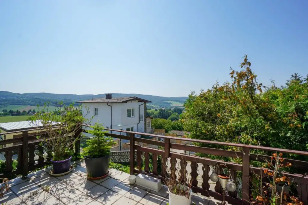 Landhaus mit Potential auf Anhöhe mit traumhaftem Weitblick ins Land