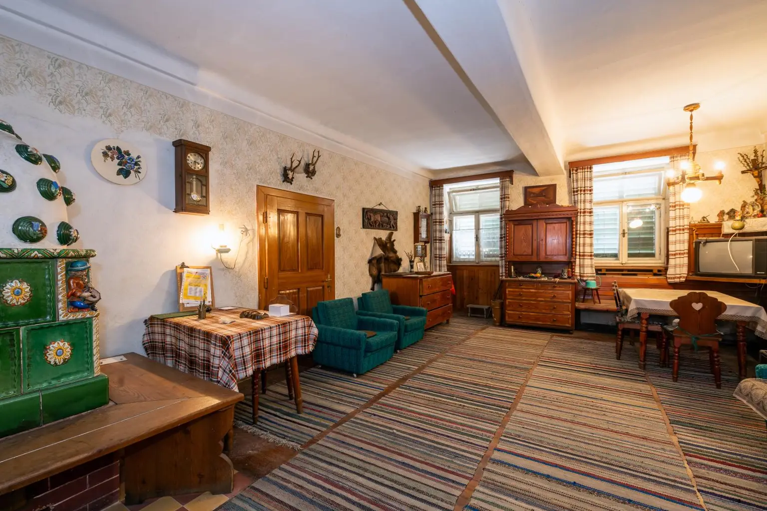 Wohnzimmer mit Kachelofen