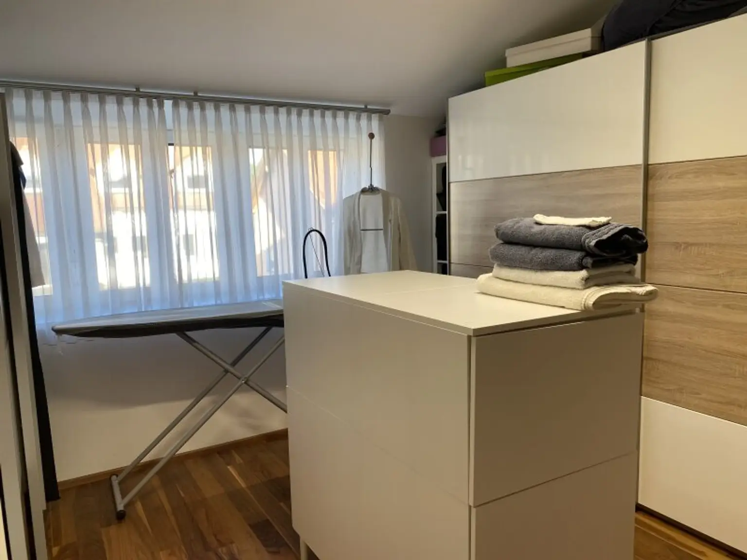 Modernes Wohnhaus  mit angrenzender Café-Bar und 2200m2 Grundstück