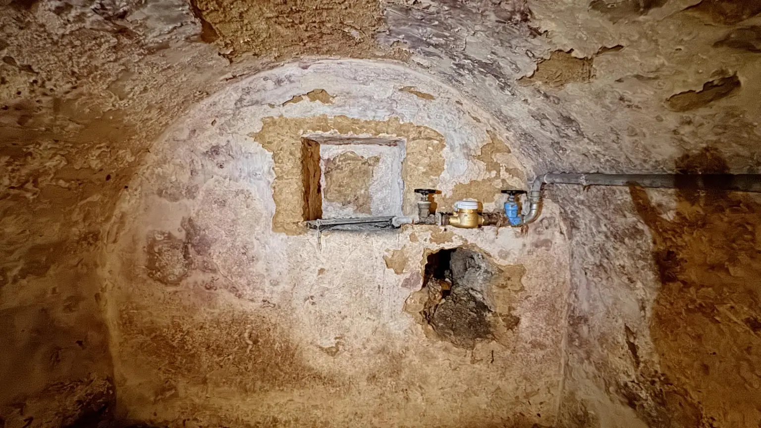 Ehemaliges Bauernhaus mit Nebengebäuden