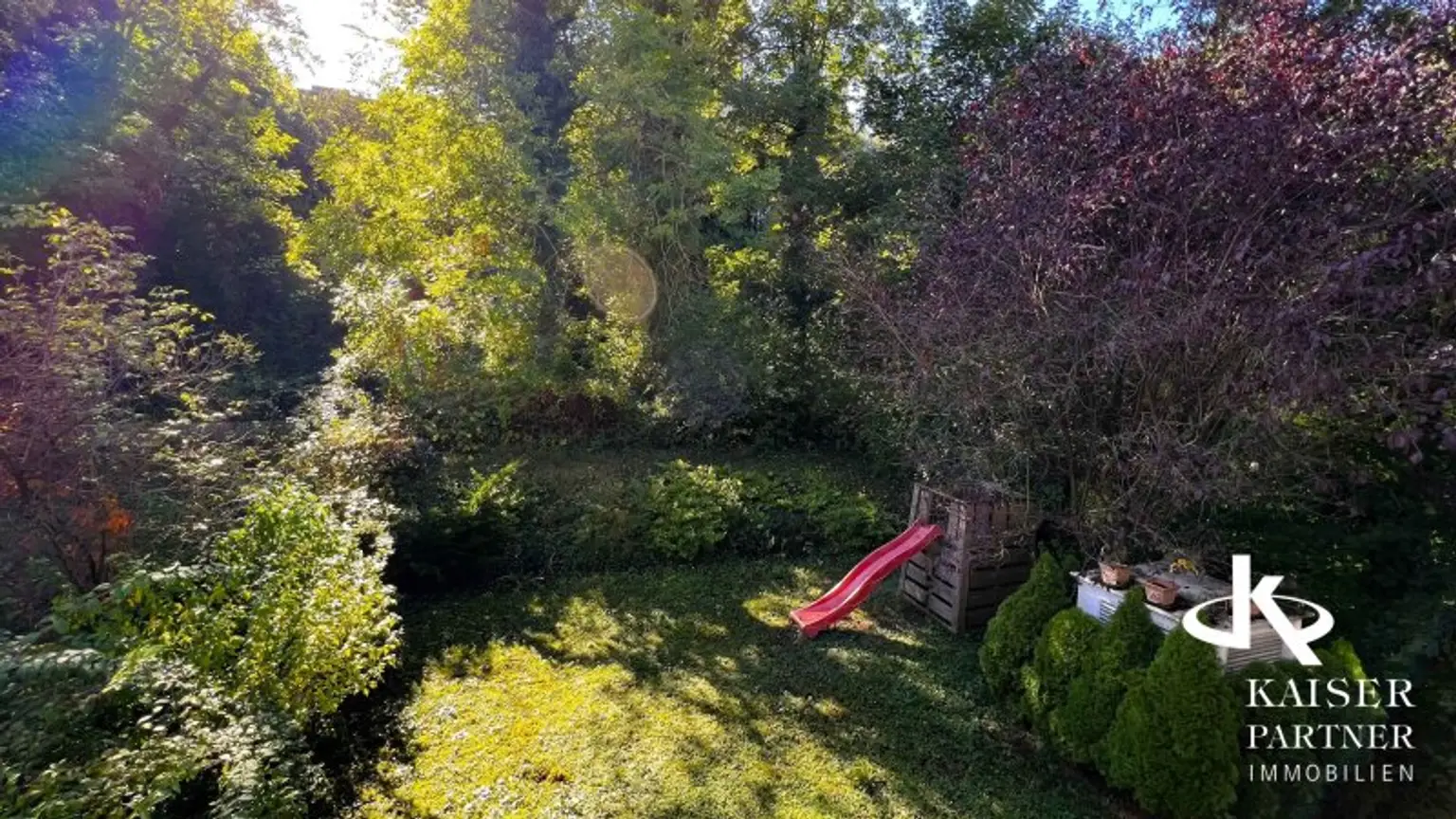 Ausblick vom Balkon auf Garten