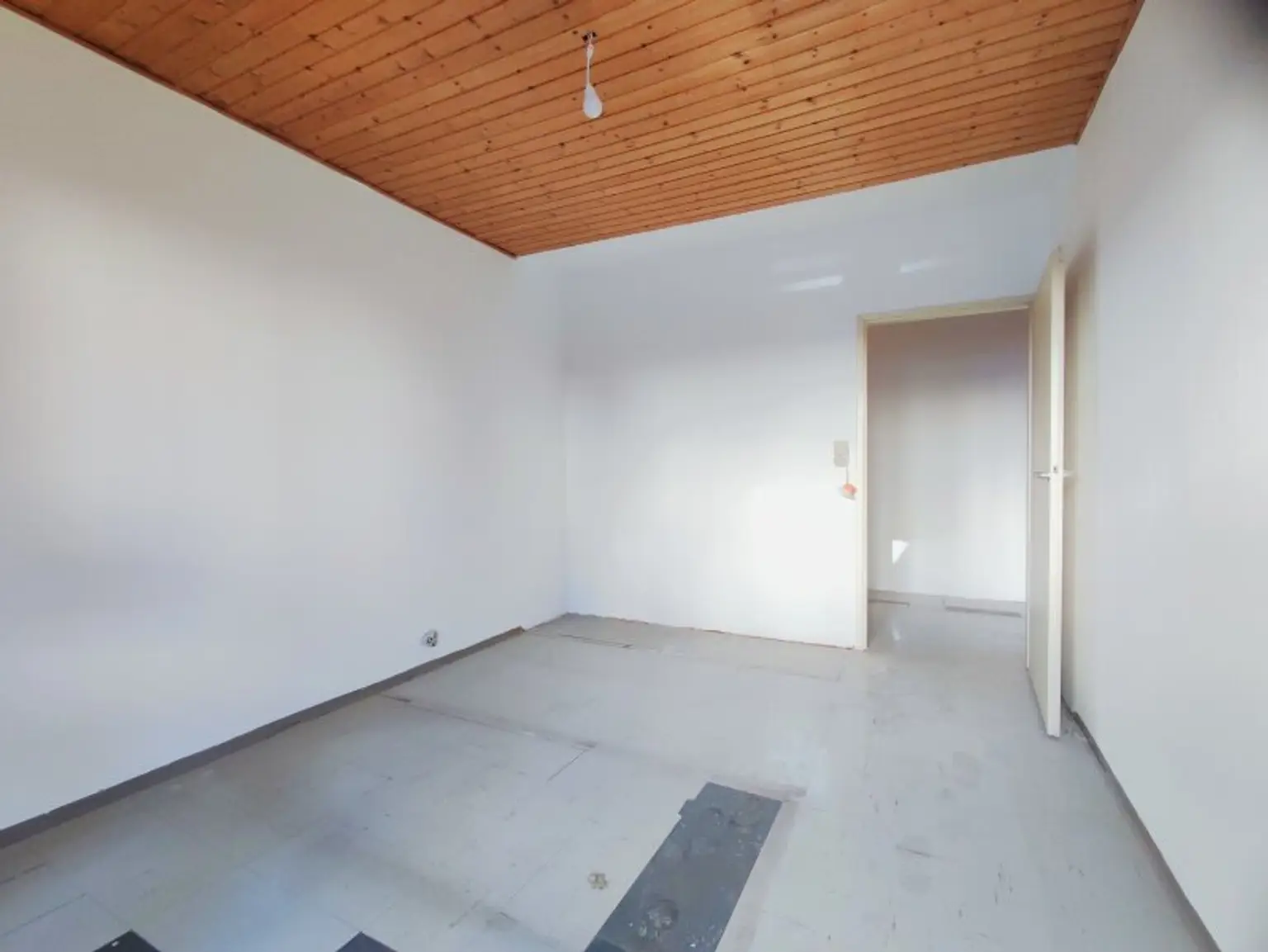 NÄHE REICHE LIESING - Sanierungsbedürftige 3-Zimmer Wohnung mit Loggia