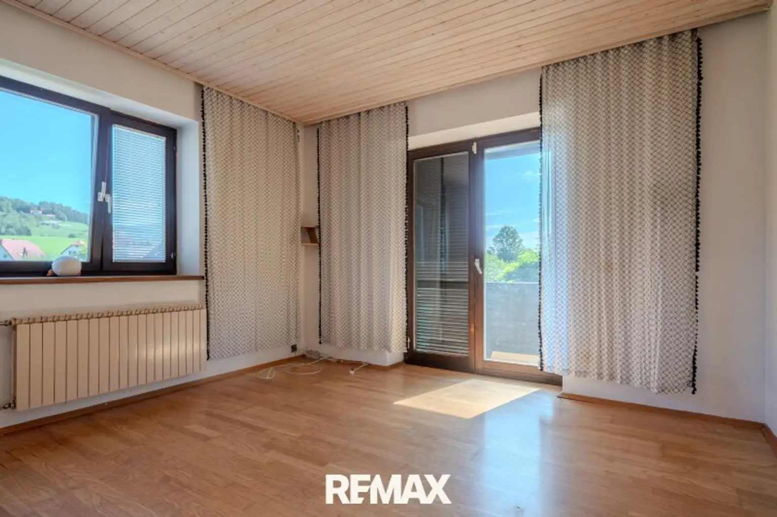 EG Zimmer mit Balkon