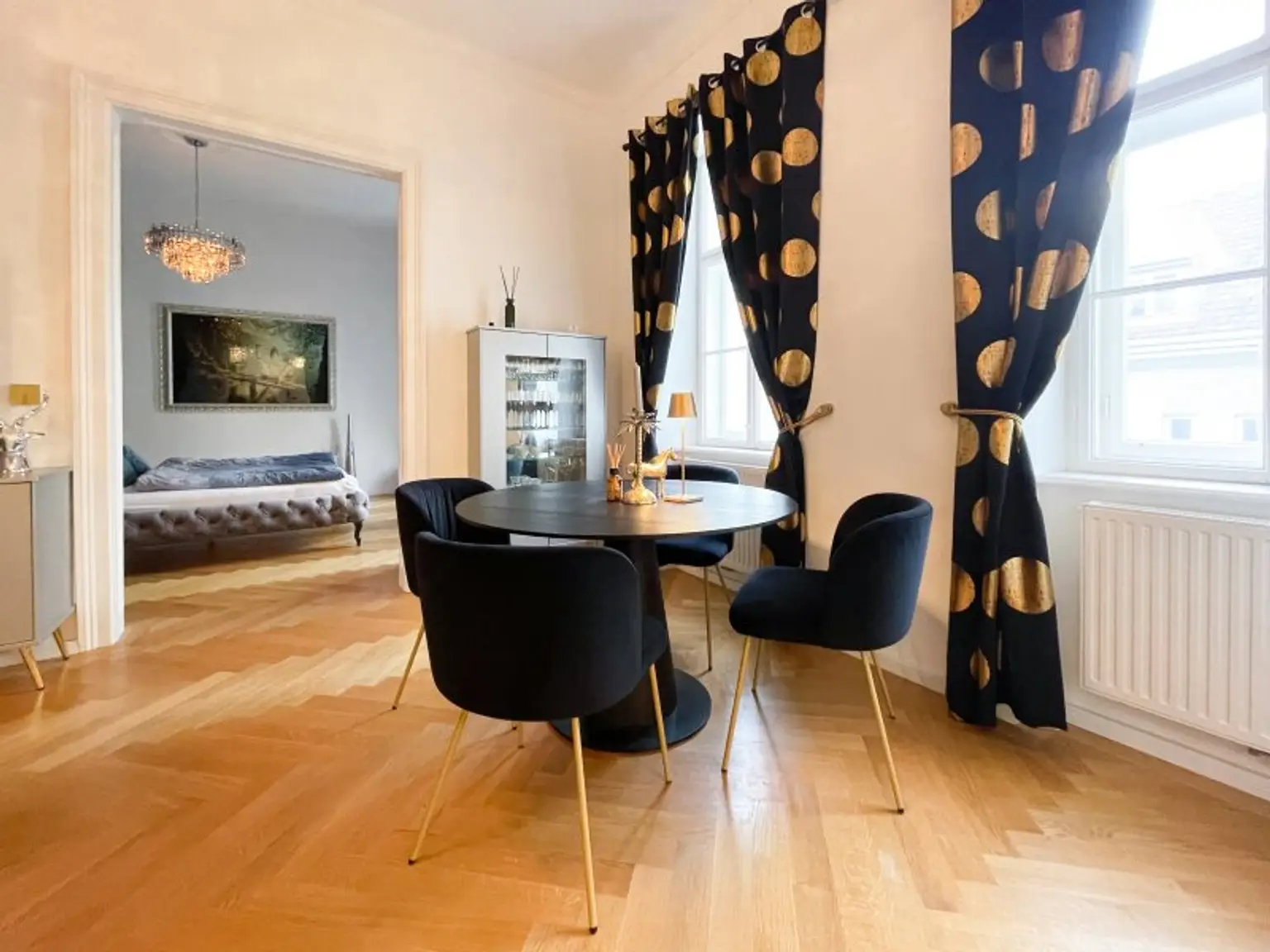 Exklusive Altbau-Residenz mit modernster Technik – hofseitige 2-Zimmerwohnung mit Balkon beim Naschmarkt