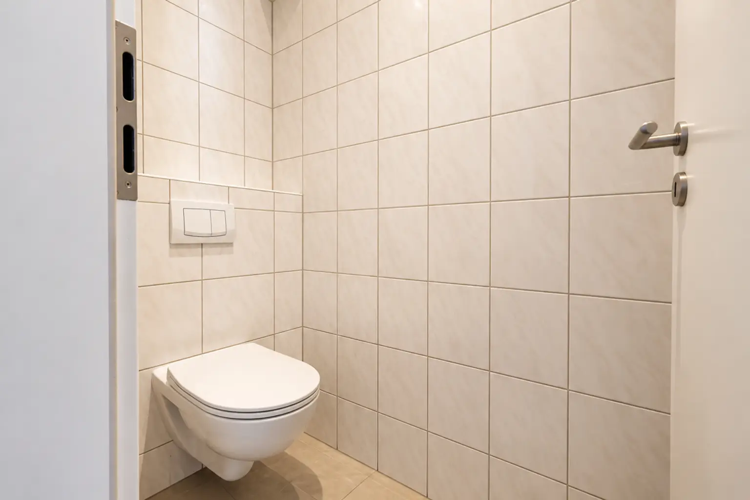 Modernes, helles Gäste-WC mit Wandtoilette