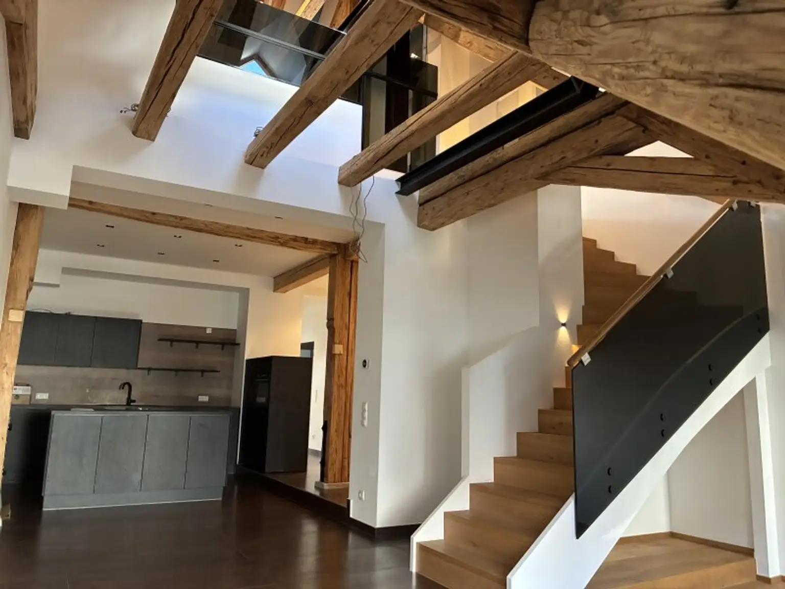 4-Zimmer-Dachgeschoßwohnung mit Galerie & Terrasse in unmittelbarer Nähe zum Karmelitermarkt