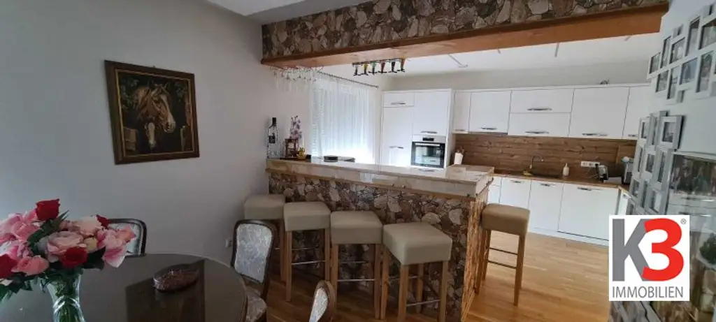 K3 präsentiert Wohnung mit Pool, Teich, Einliegerwohnung und Doppelcarport in absoluter Ruhelage