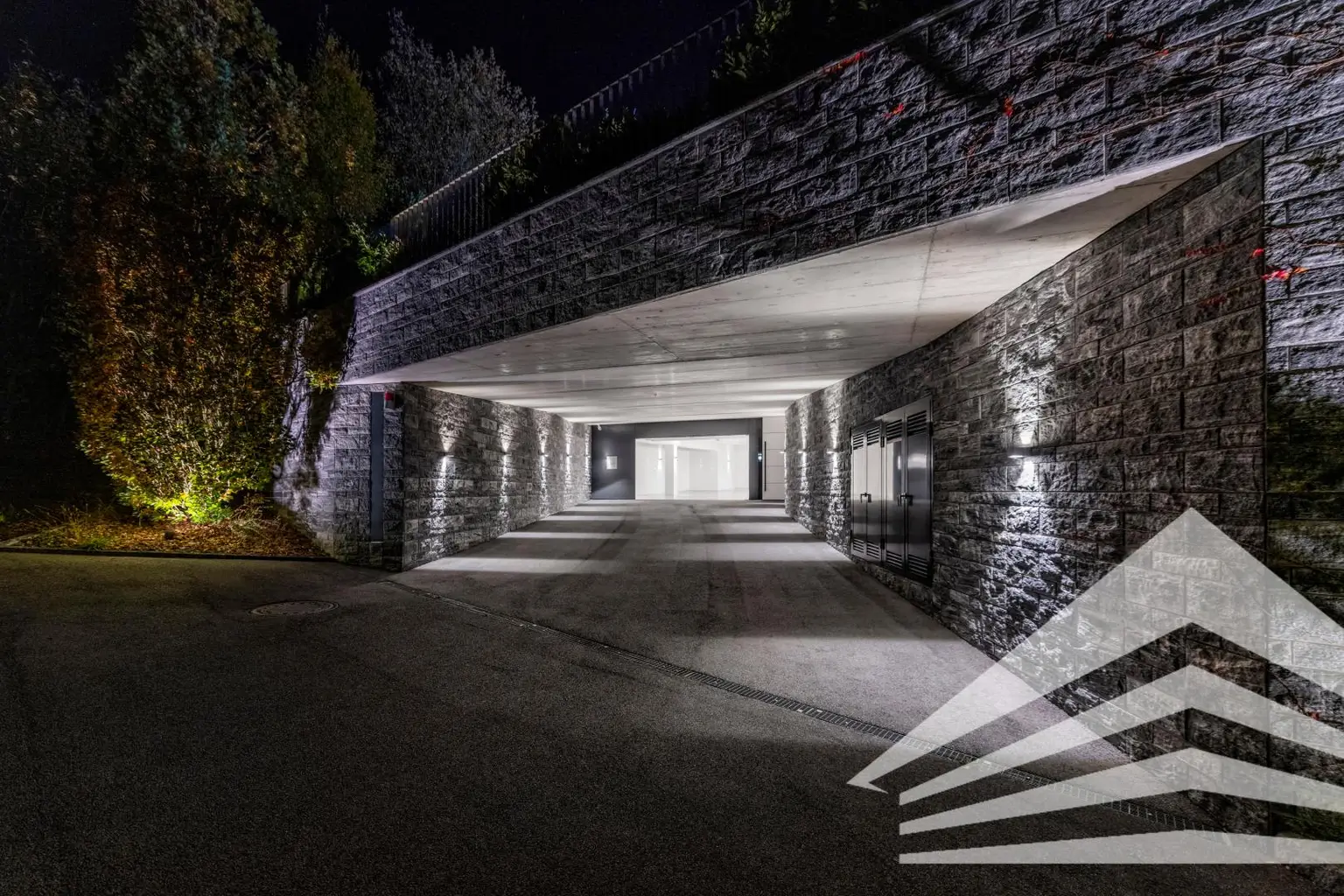 Garageneinfahrt bei Nacht
