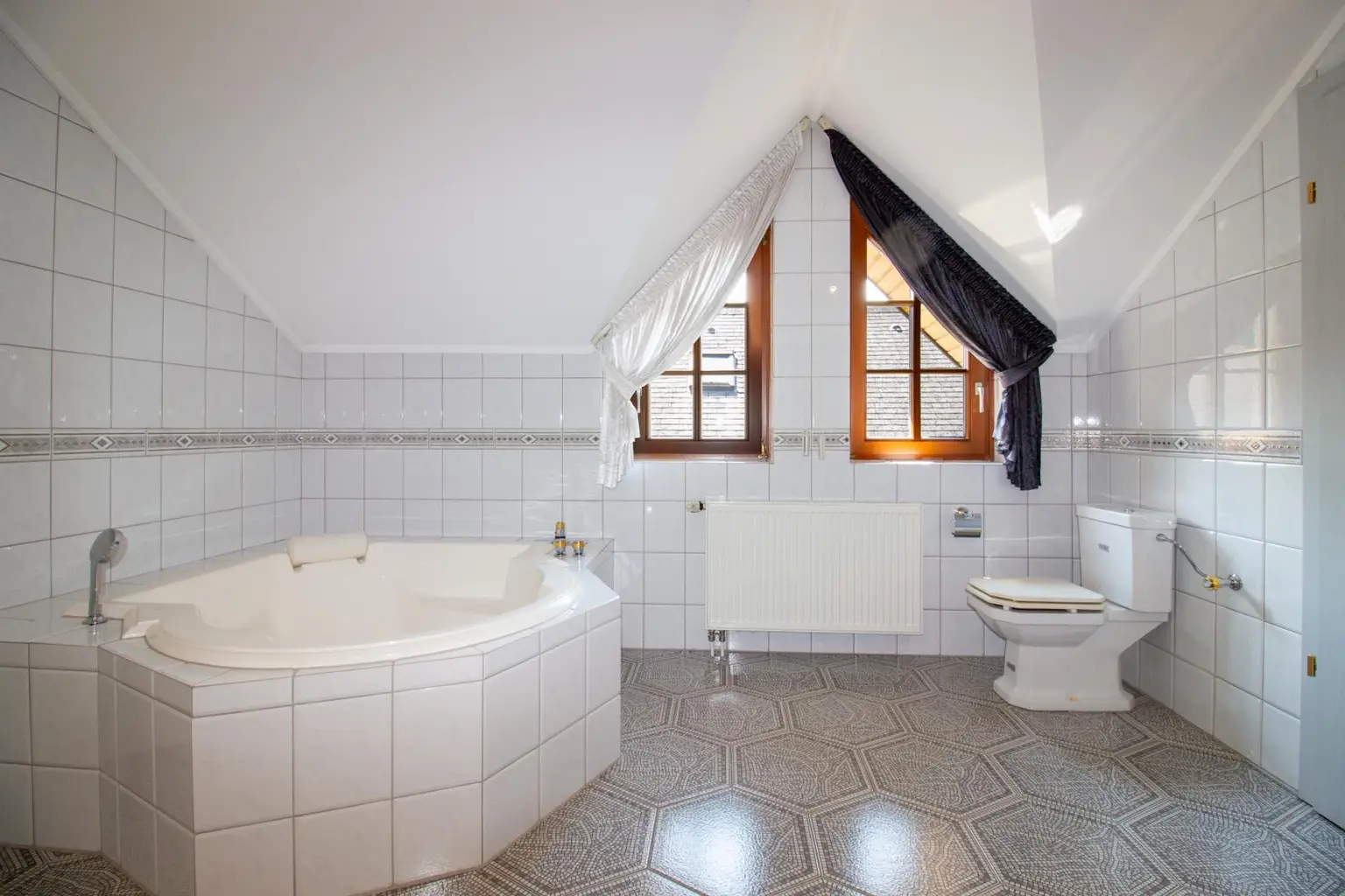 Einfamilienhaus mit Pool, Garten & Aussicht – Praxis & Mietpotential