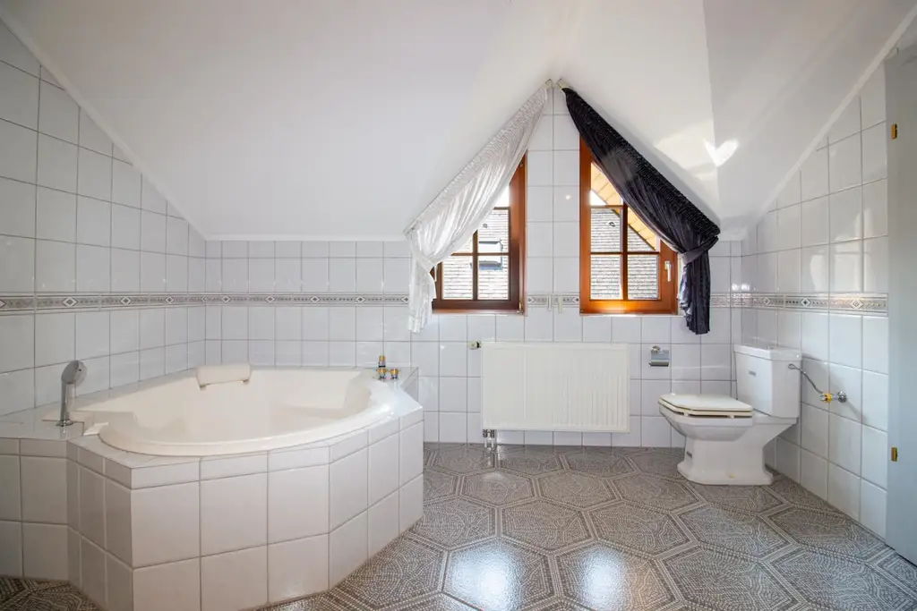 Einfamilienhaus mit Pool, Garten & Aussicht – Praxis & Mietpotential