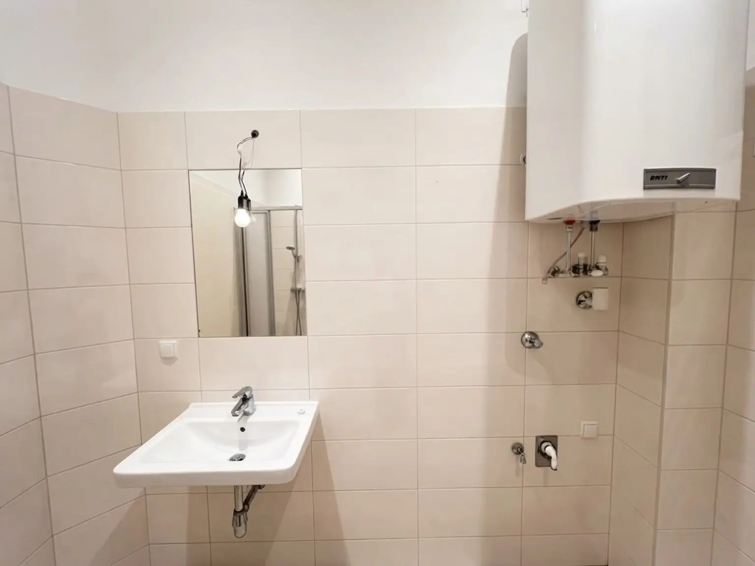 UNBEFRISTET: Wohnen in Bestlage in einer ansprechenden 2-Zimmer Altbauwohnung