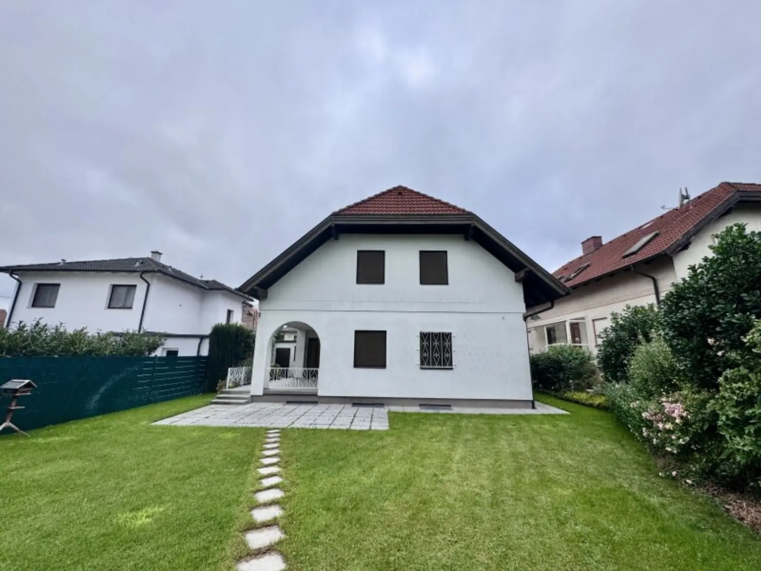 IHR NEUES ZUHAUSE - GROßZÜGIGES EINFAMILIENHAUS MIT SWIMMINGPOOL IN FLORIDSDORF