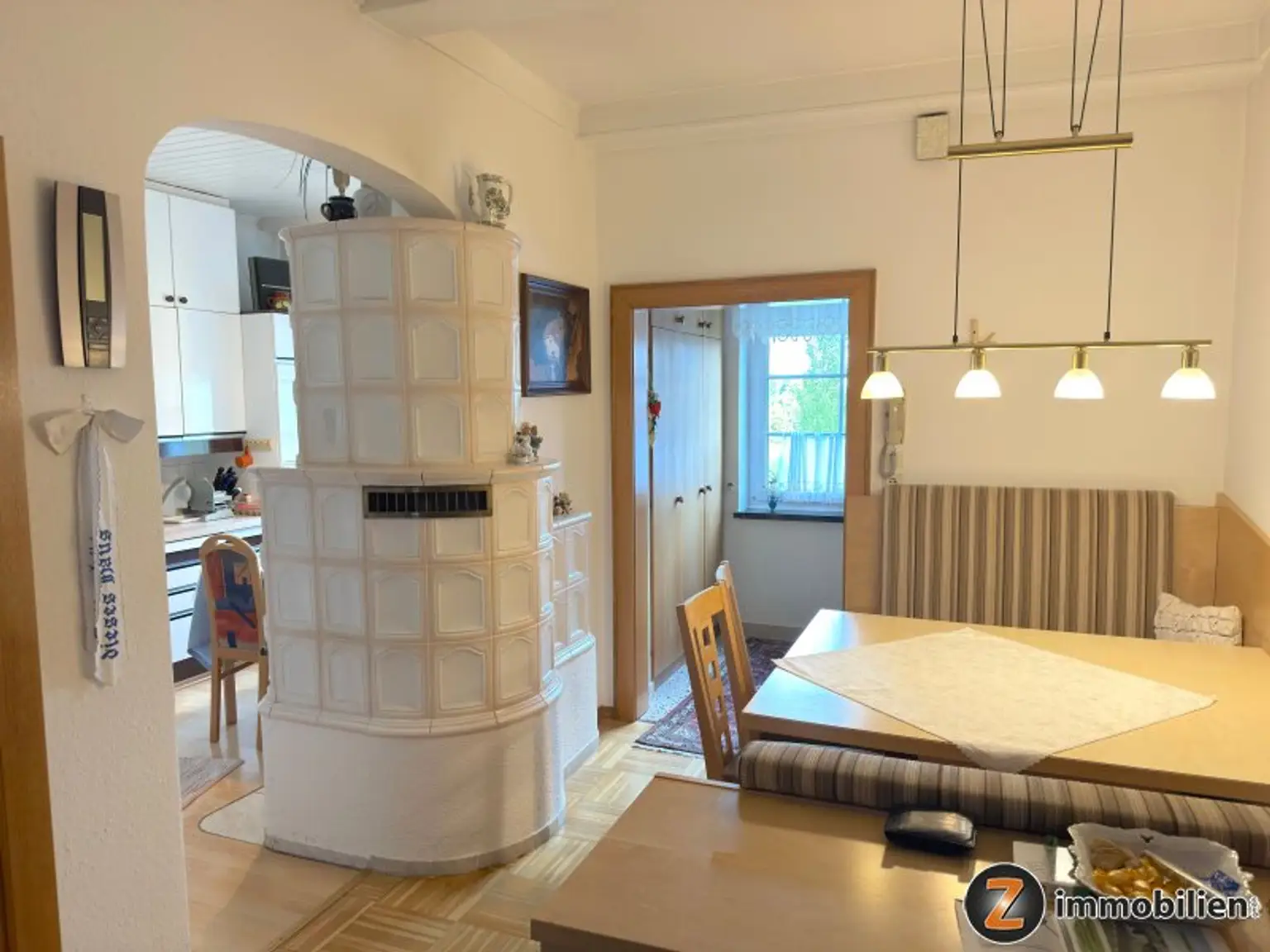 Unterkellertes Einfamilienhaus mit Garage und Obstbaumbestand