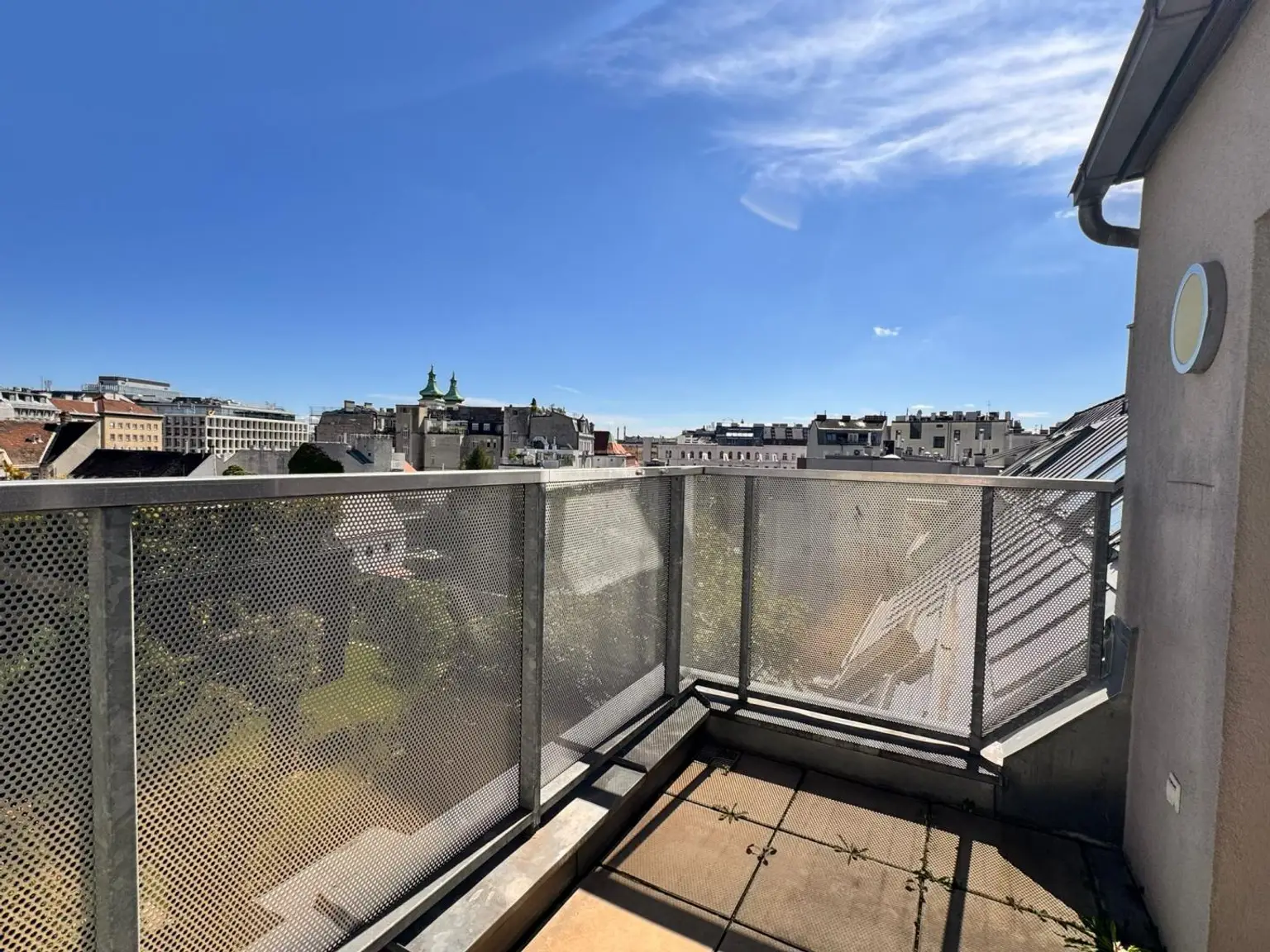 EINZIGARTIGE DACHGESCHOSSWOHNUNG MIT 2 TERRASSEN