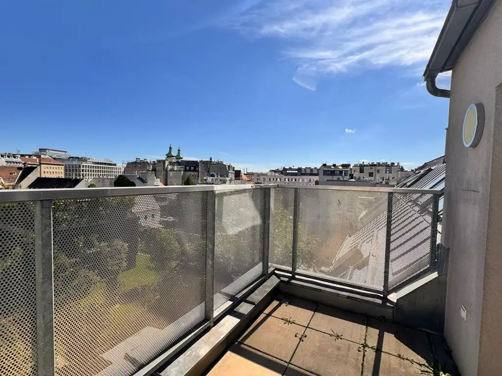 EINZIGARTIGE DACHGESCHOSSWOHNUNG MIT 2 TERRASSEN