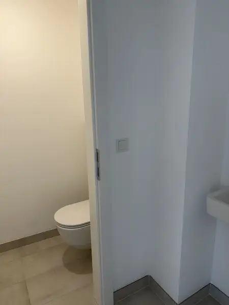 WC mit Handwaschbecken.