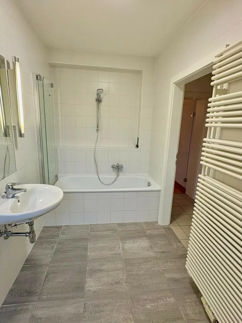 ... und Wanne mit Duschwand