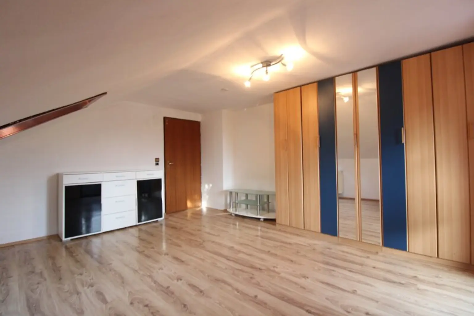 WAIDMANNSDORF  -  Sanierungsbedürftiges Haus in Aussichtslage!