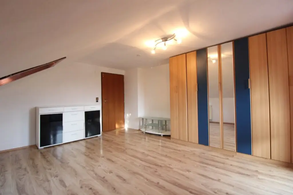 WAIDMANNSDORF  -  Sanierungsbedürftiges Haus in Aussichtslage!