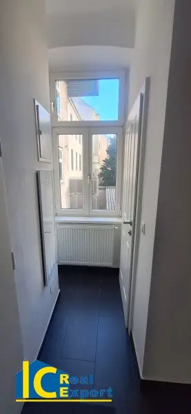 Vorraum mit Zugang zum getrennten WC